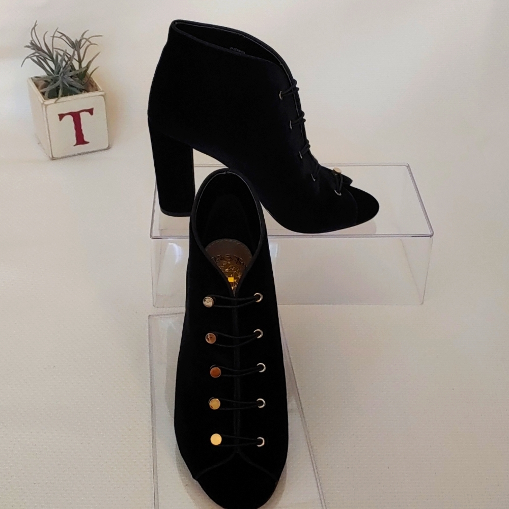 NWOT vince camuto  black open toe ankle booties Size 6